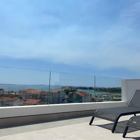 Quiet Family Anne, *