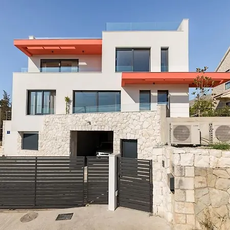 Quiet Family Anne, *