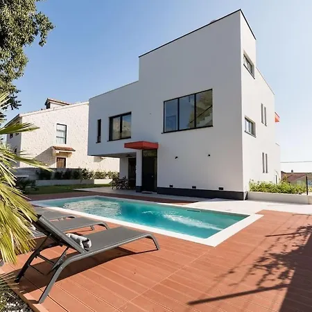 Quiet Family Anne, Villa *