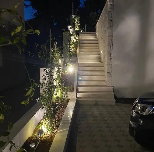 Quiet Family Anne, *