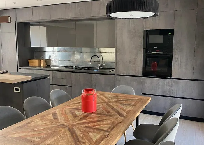 Quiet Family Anne, * Podstrana