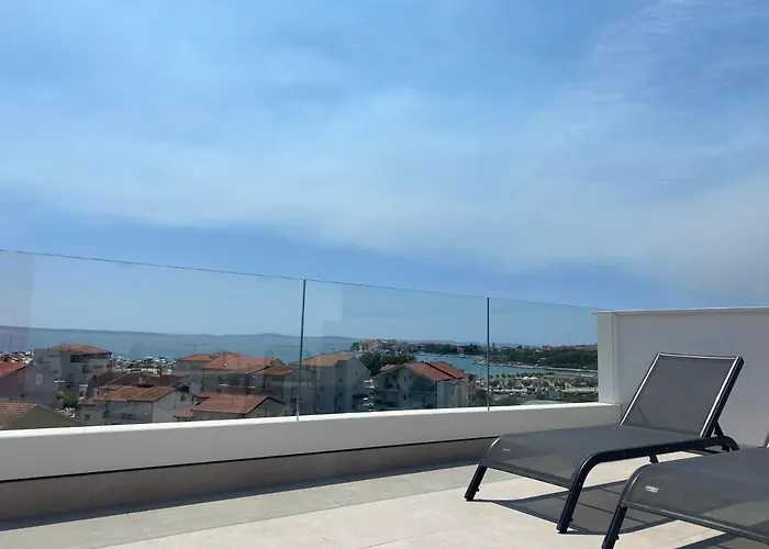 Quiet Family Anne, *