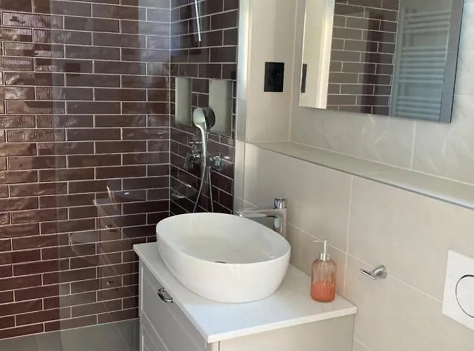 Quiet Family Anne, Villa *