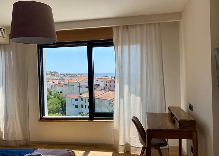 Quiet Family Anne, Podstrana