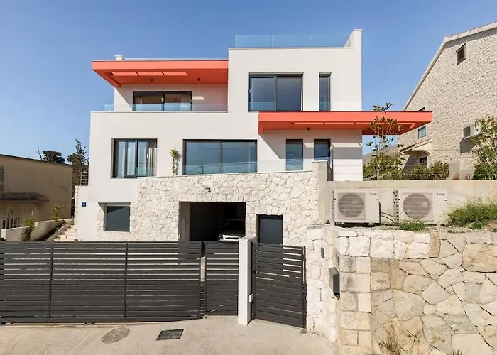 Quiet Family Anne, *