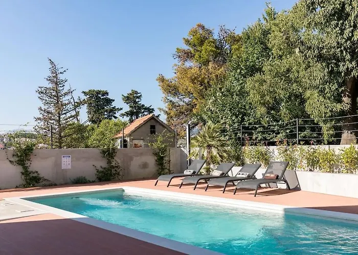 Quiet Family Anne, Podstrana