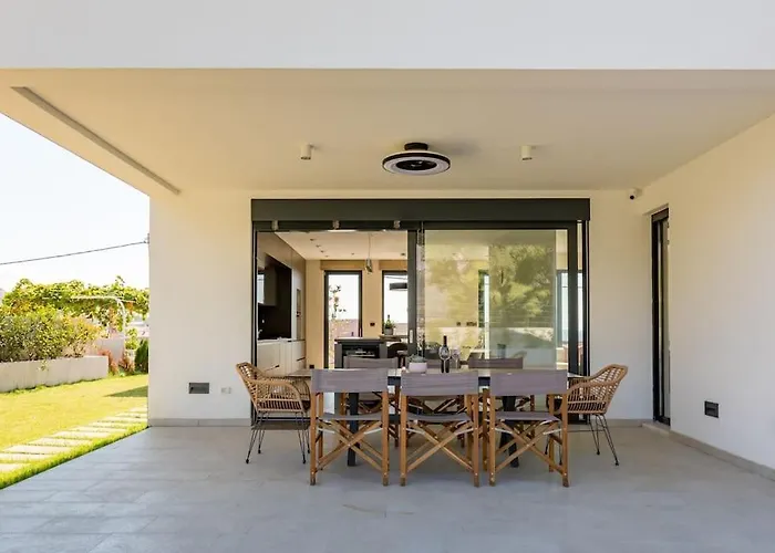 Quiet Family Anne, *