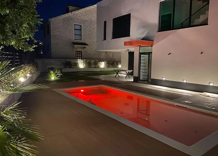 Quiet Family Anne, *