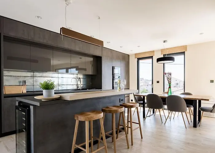 Quiet Family Anne, Villa