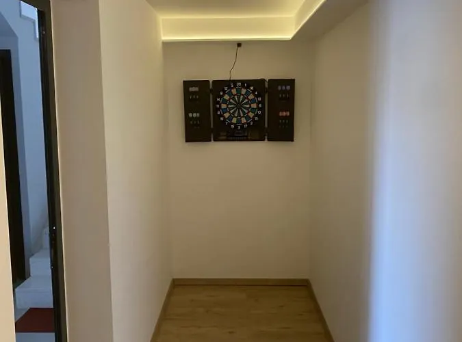 Quiet Family Anne, * Podstrana