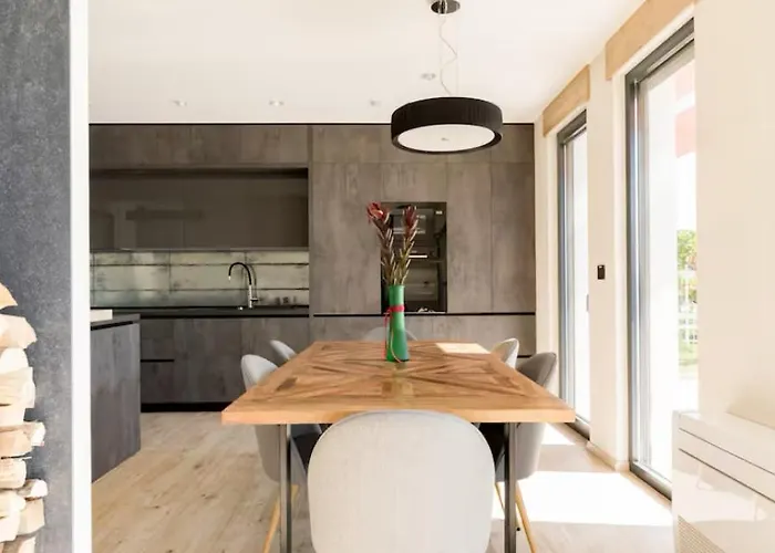 Quiet Family Anne, Villa *