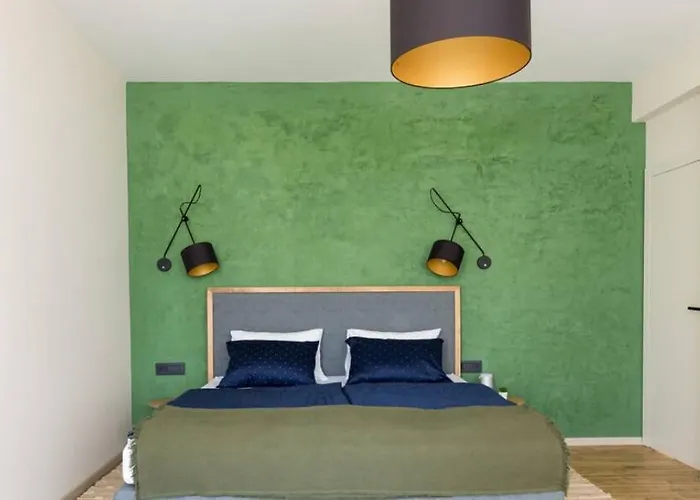 Quiet Family Anne, *