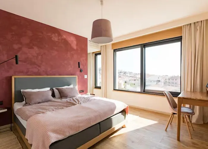 Quiet Family Anne, * Podstrana