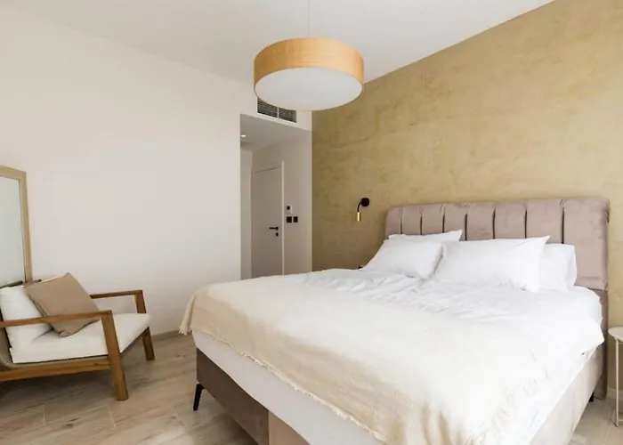 Quiet Family Anne, Villa *